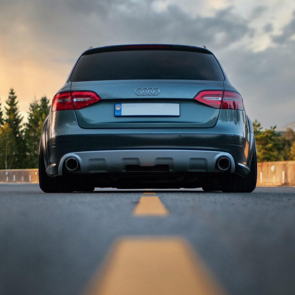 Audi Heckansicht mit entferntem Heckscheibenwischer und bündig eingesetztem Glasstopfen
